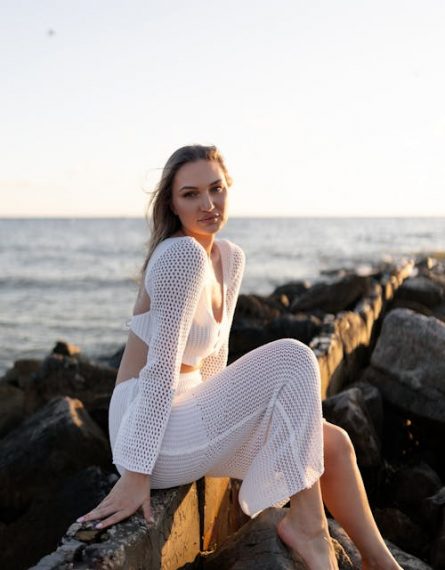 free-photo-of-mujer-vestida-de-blanco-junto-al-mar-al-atardecer